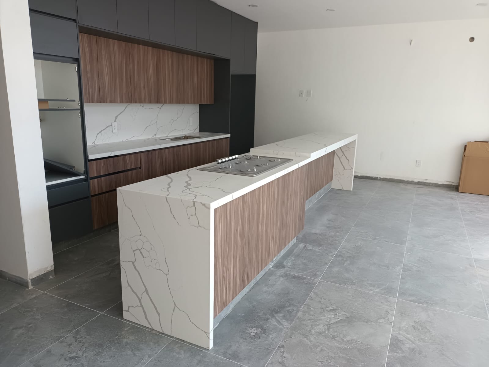 Isla de cocina con placa de cuarzo blanco veteado